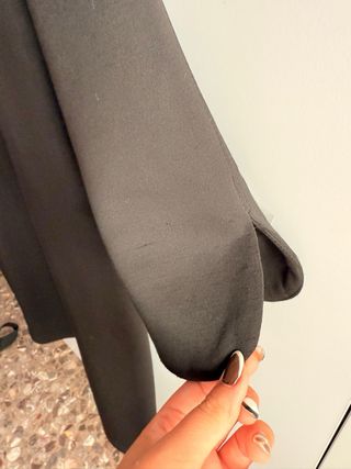 Vestido negro elástico con cadena