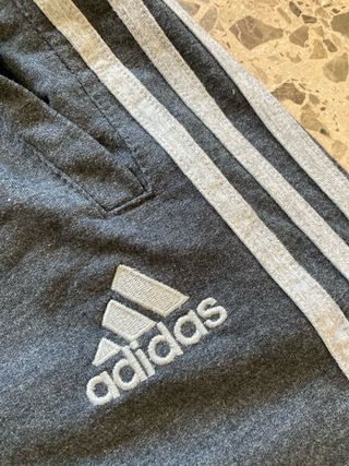Pantalón Adidas gris
