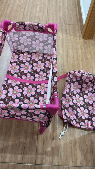 Cuna y trona para muñecas con estampado floral
