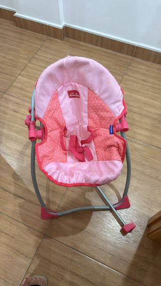 Cuna y trona para muñecas con estampado floral
