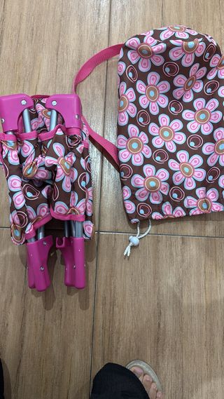 Cuna y trona para muñecas con estampado floral
