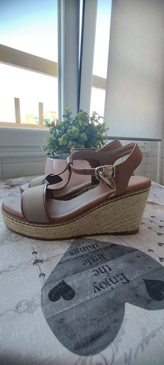 Sandalias cuña Xti beige y marrón