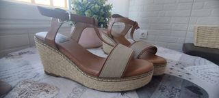 Sandalias cuña Xti beige y marrón