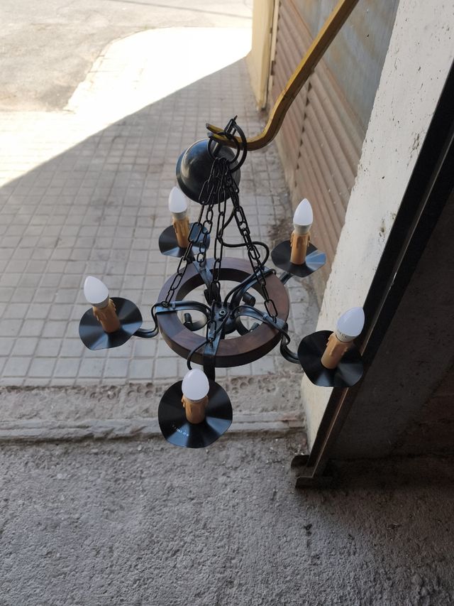 2 lampade da soffitto Ruota in metallo e legno.