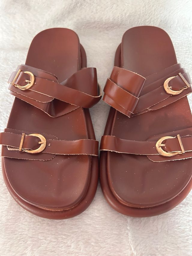 Sandalias de verano marrones con hebillas doradas