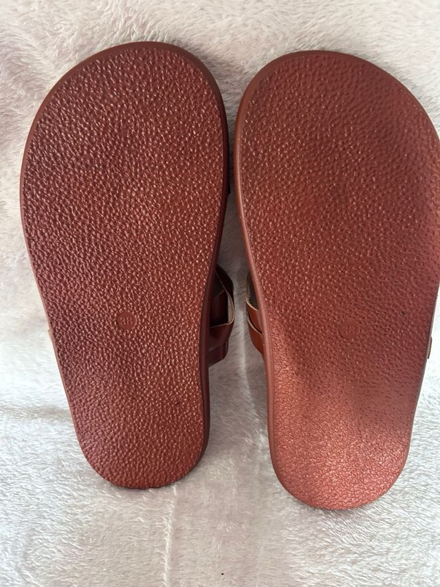 Sandalias de verano marrones con hebillas doradas