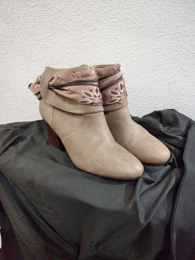 Botines beige con detalle estampado
