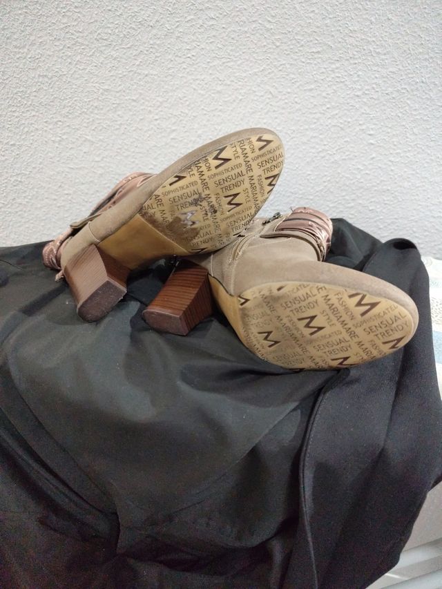 Botines beige con detalle estampado