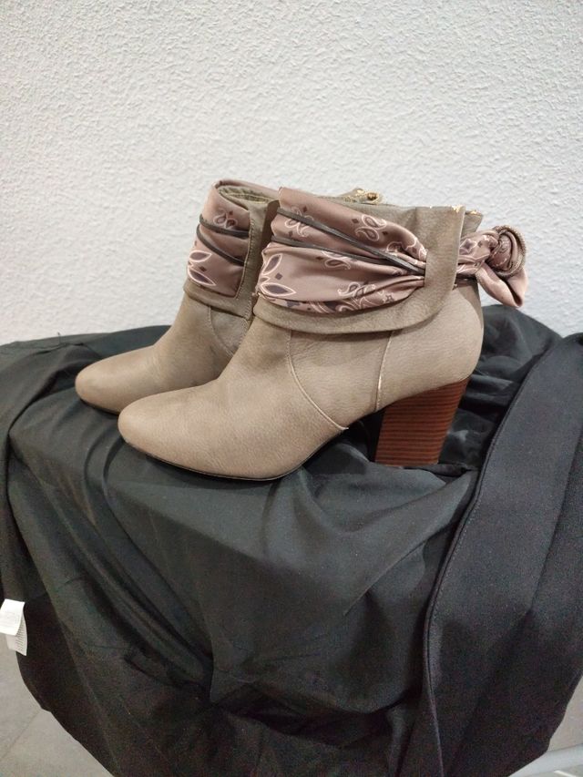 Botines beige con detalle estampado