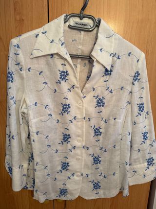 Blusa El Corte Inglés floral azul y blanca camisa