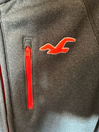Chaqueta Hollister gris con cremallera naranja