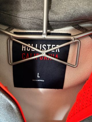 Chaqueta Hollister gris con cremallera naranja