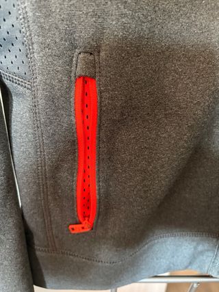 Chaqueta Hollister gris con cremallera naranja