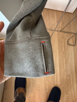 Chaqueta Hollister gris con cremallera naranja