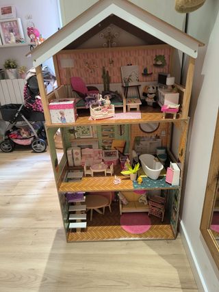 Casa de muñecas con muebles