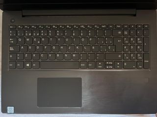 Portátil Lenovo V330 Negro con cargador y ratón 