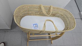 Moisés de mimbre con soporte de madera