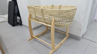 Moisés de mimbre con soporte de madera
