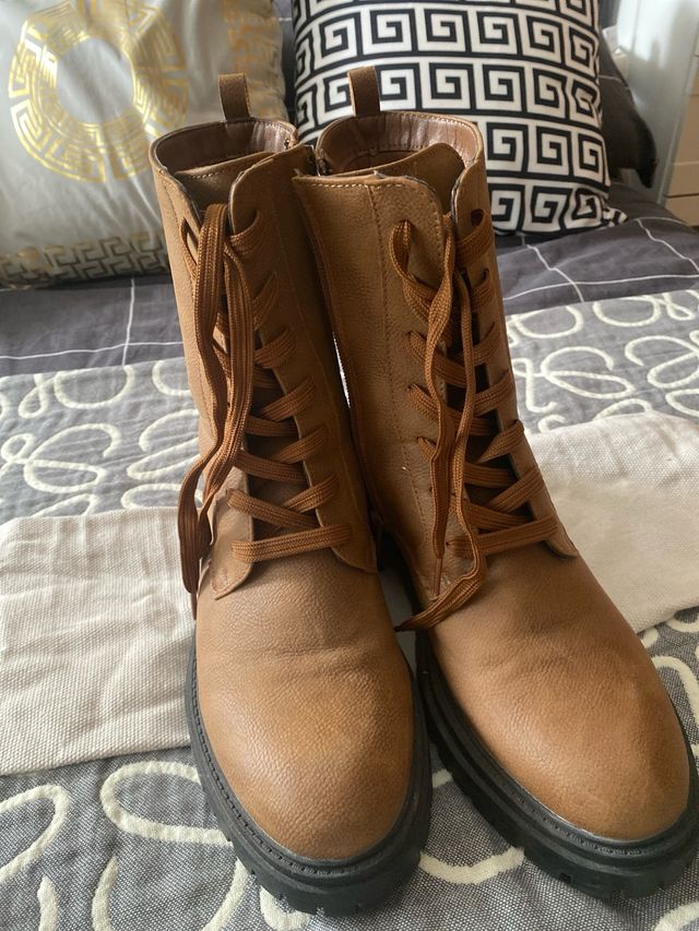 Botas marrones con cordones y cremallera