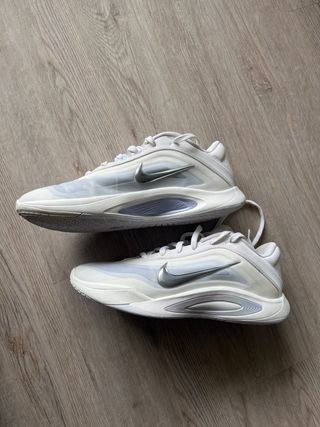 Zapatillas Baloncesto Nike Blancas y Plateadas