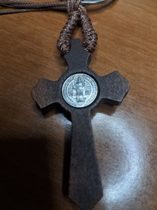 Llavero Crucifijo San Benito Madera