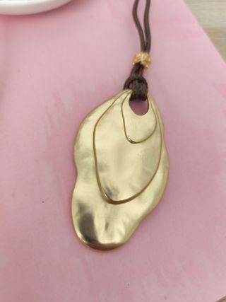 Collar dorado con cordón marrón
