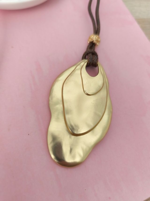 Collar dorado con cordón marrón