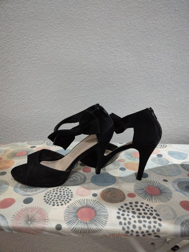 Zapatos de salón negros con lazo