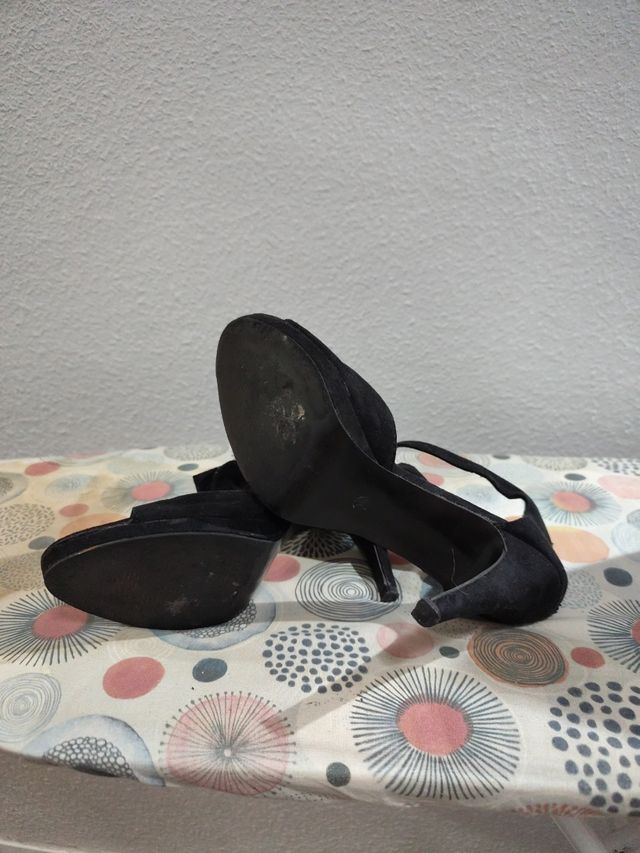 Zapatos de salón negros con lazo