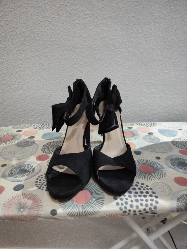 Zapatos de salón negros con lazo