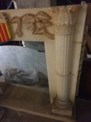 Chimenea de mármol con escudo