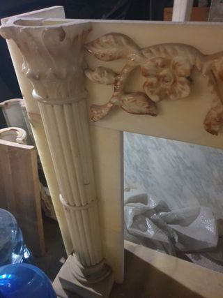 Chimenea de mármol con escudo