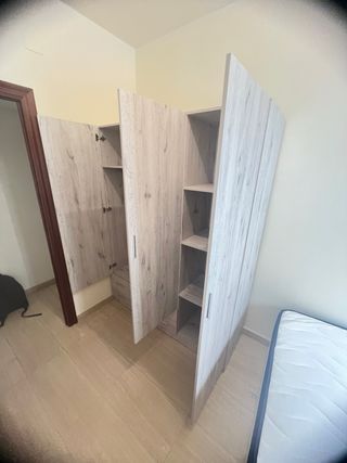 Armario de madera 3 puertas y 2 cajones