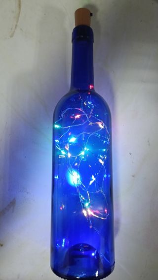 Botella azul decorativa con luces LED