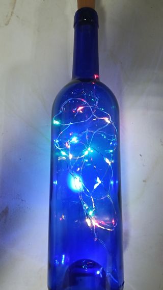 Botella azul decorativa con luces LED