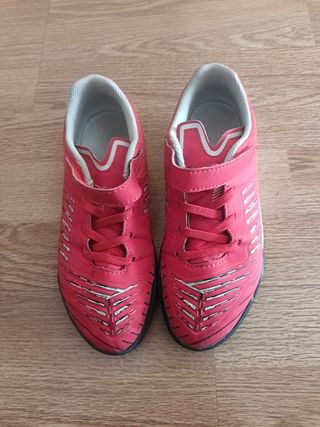 Zapatillas de fútbol sala rojas y blancas