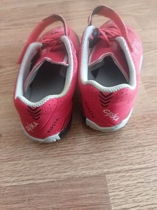 Zapatillas de fútbol sala rojas y blancas