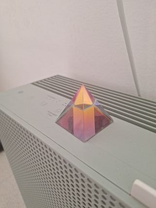 Pirámide de cristal transparente con reflejos 