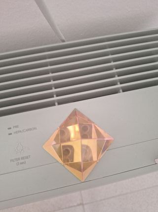 Pirámide de cristal transparente con reflejos 