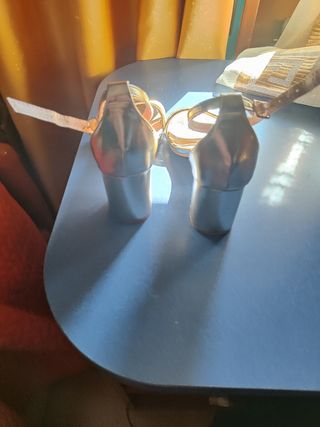 Sandalias doradas de fiesta con pedrería