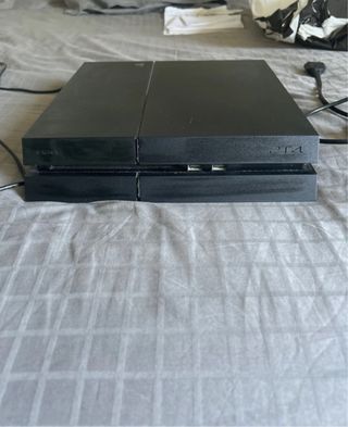 PS4 (PlayStation 4) con cables y juegos