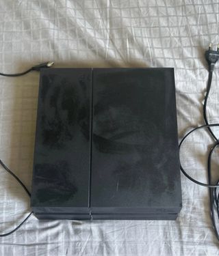 PS4 (PlayStation 4) con cables y juegos