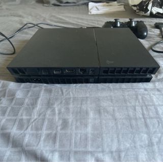 PS4 (PlayStation 4) con cables y juegos