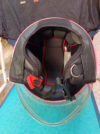 Casco de moto rosa con visera