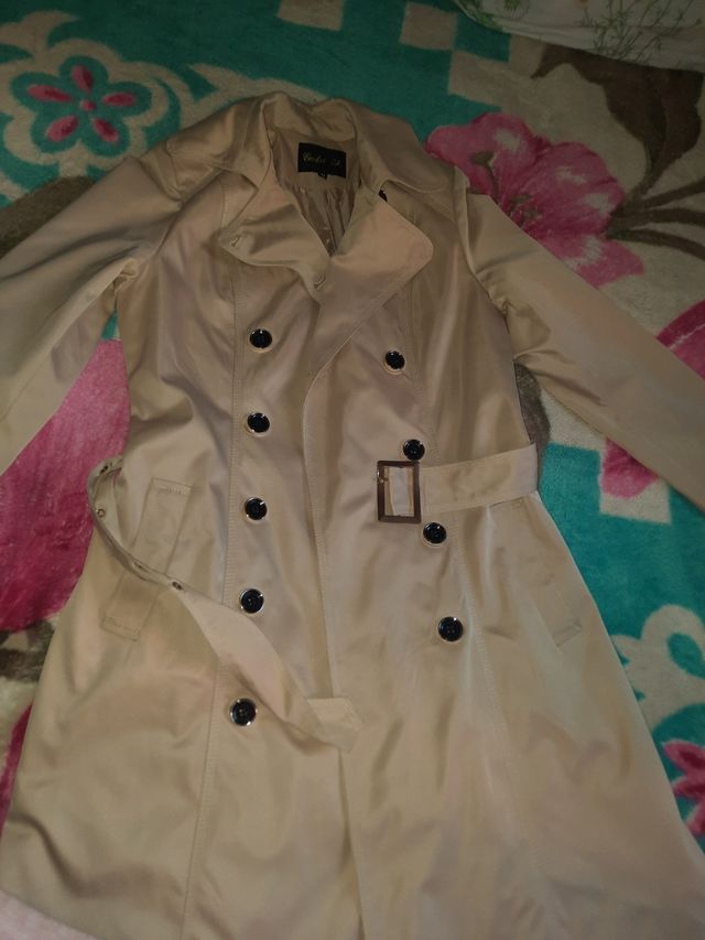 Gabardina beige con cinturón
