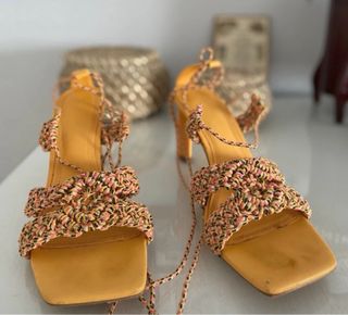 Sandalias de tacón beige y marrón