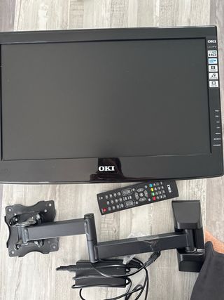 TV OKI con soporte de pared y mando