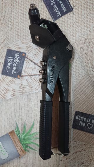 Remachadora con cabezal giratorio