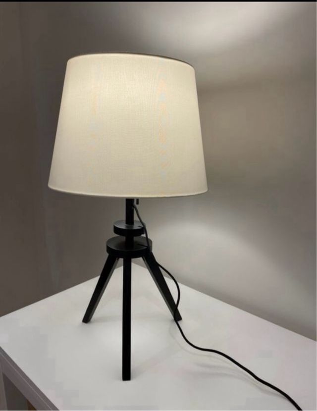 Lámpara de mesa trípode beige y negra