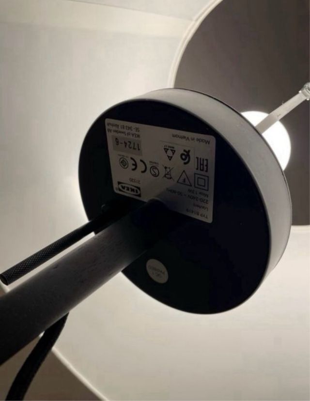 Lámpara de mesa trípode beige y negra